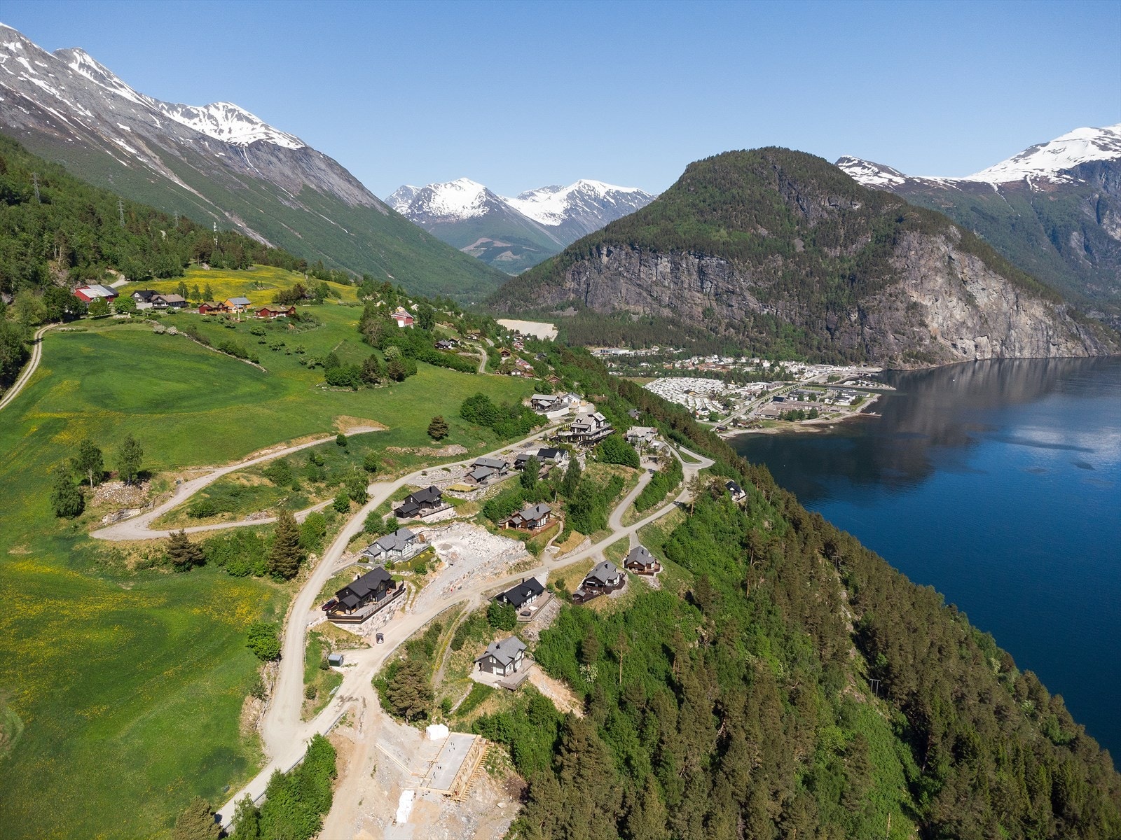 Valldal ligger bare korte 5 minutter unna med matbutikk, bowlingsenter, koselige cafeer og søte jordbær. Galleribilde