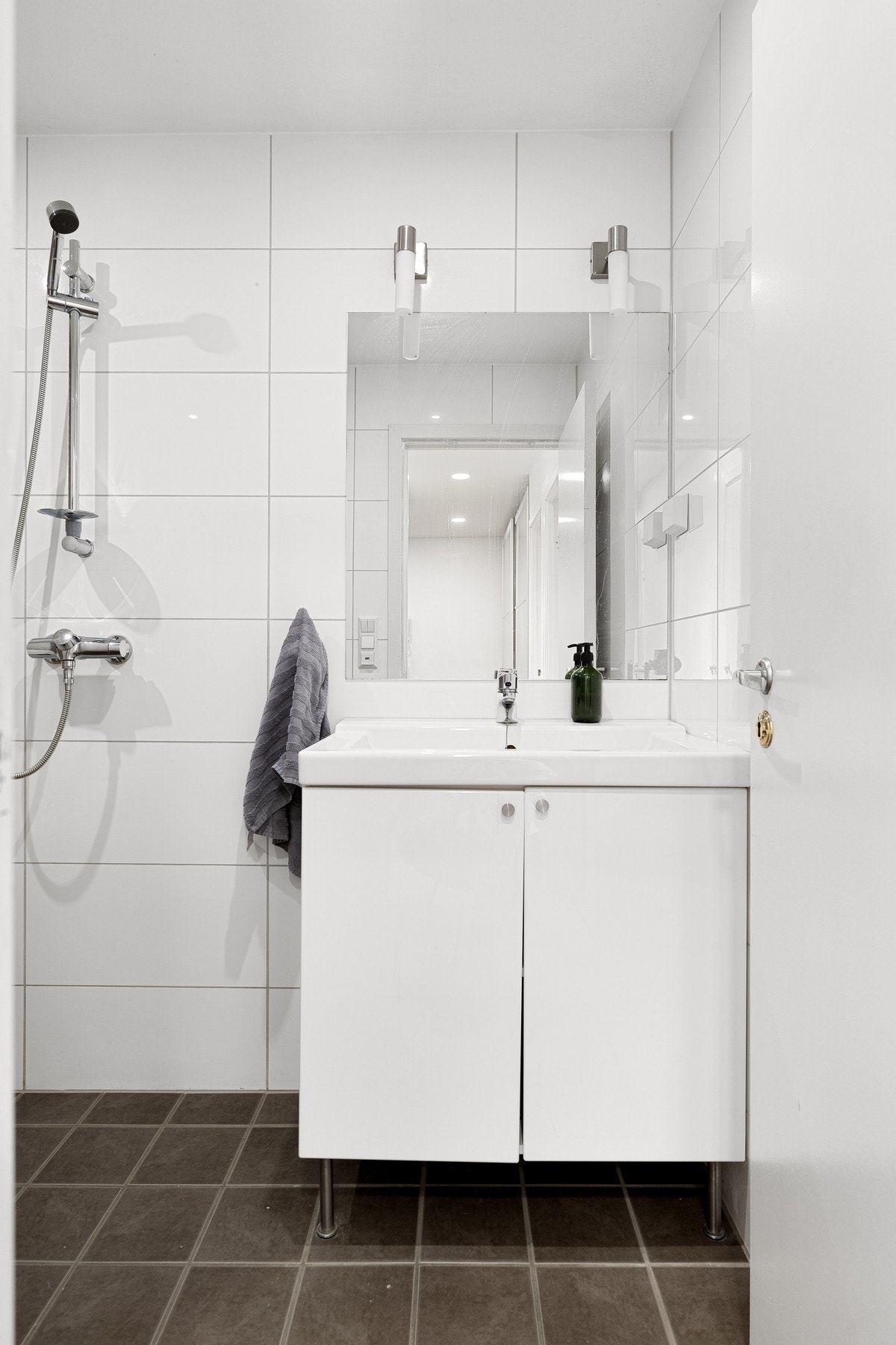 Utsyrt med servant i skap. Galleribilde