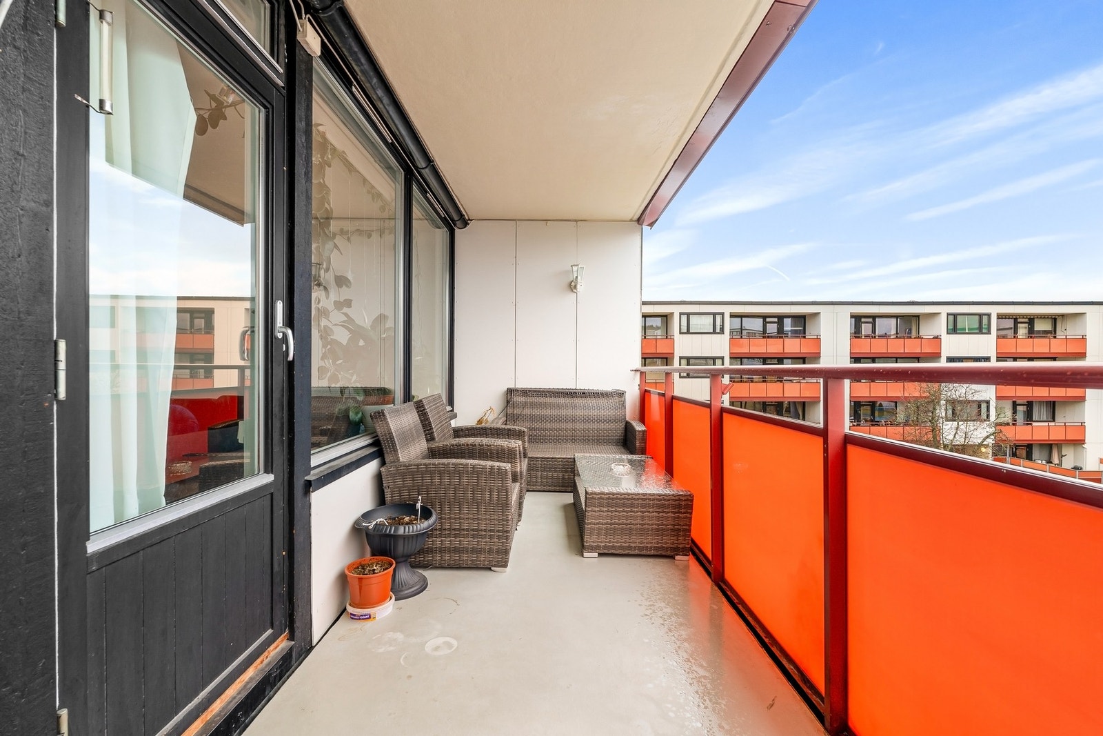 Fra stuen er det utgang til en sørvendt balkong med gode solforhold. Galleribilde