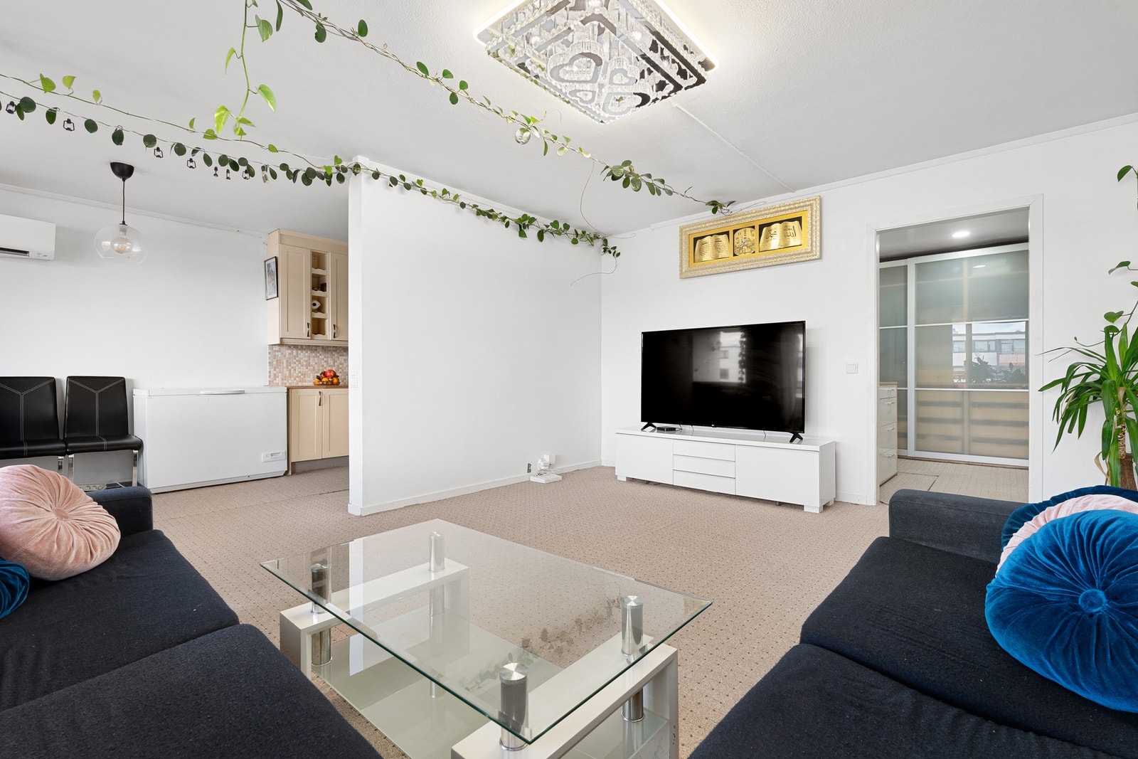 Romslig stue/kjøkken på 33,5m². Galleribilde