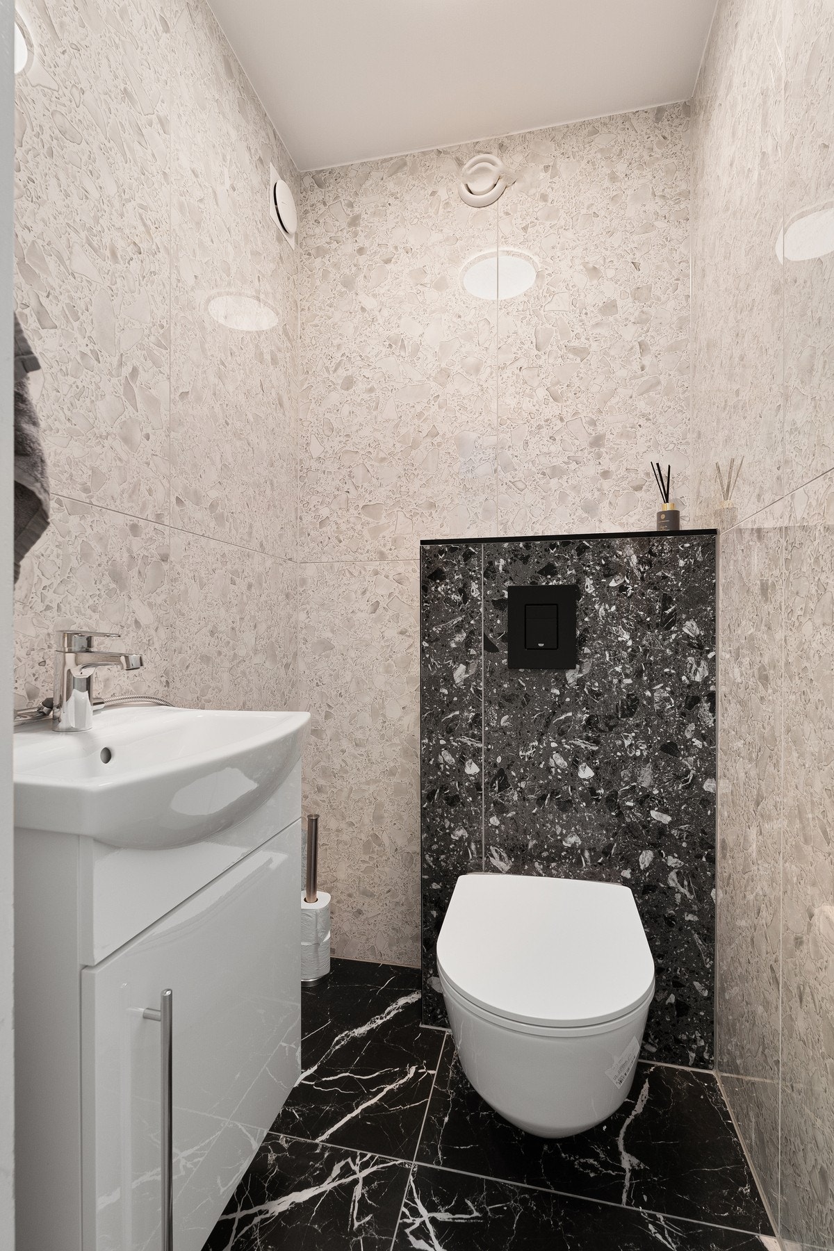 Praktisk eget toalettrom, oppgradert i 2025 med flis på gulv og vegger. Galleribilde