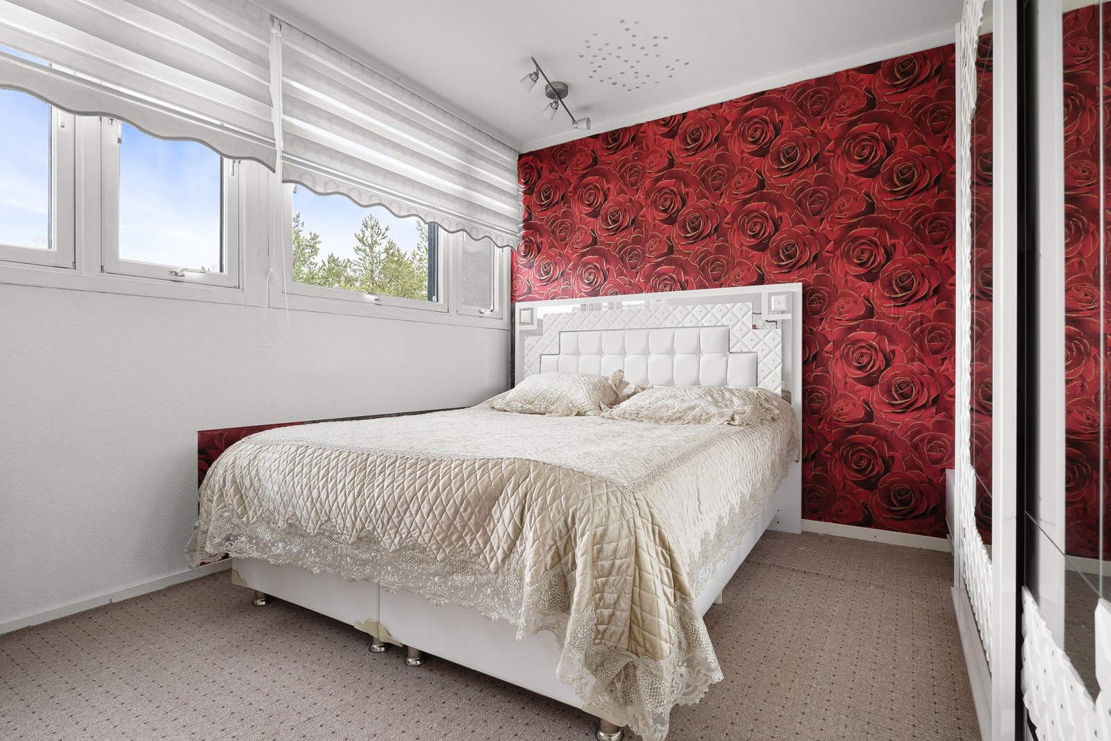 Dette soverommet kan omdeles til to soverom. Innredet med garderobeskap. Galleribilde