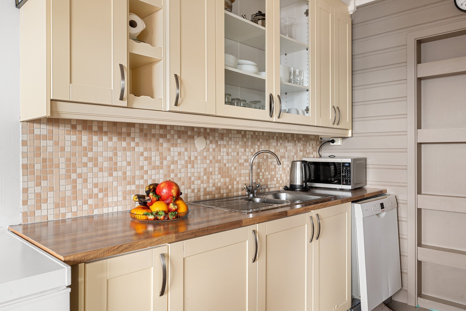 Rikelig med skap- og benkeplass. Galleribilde