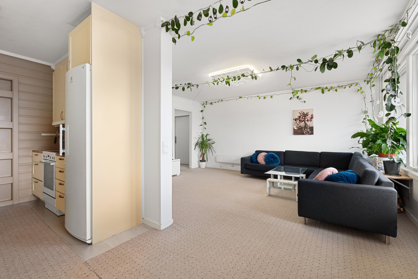 Mellom stue og kjøkken er det plass til et langbord for sosiale sammenkomster. Galleribilde