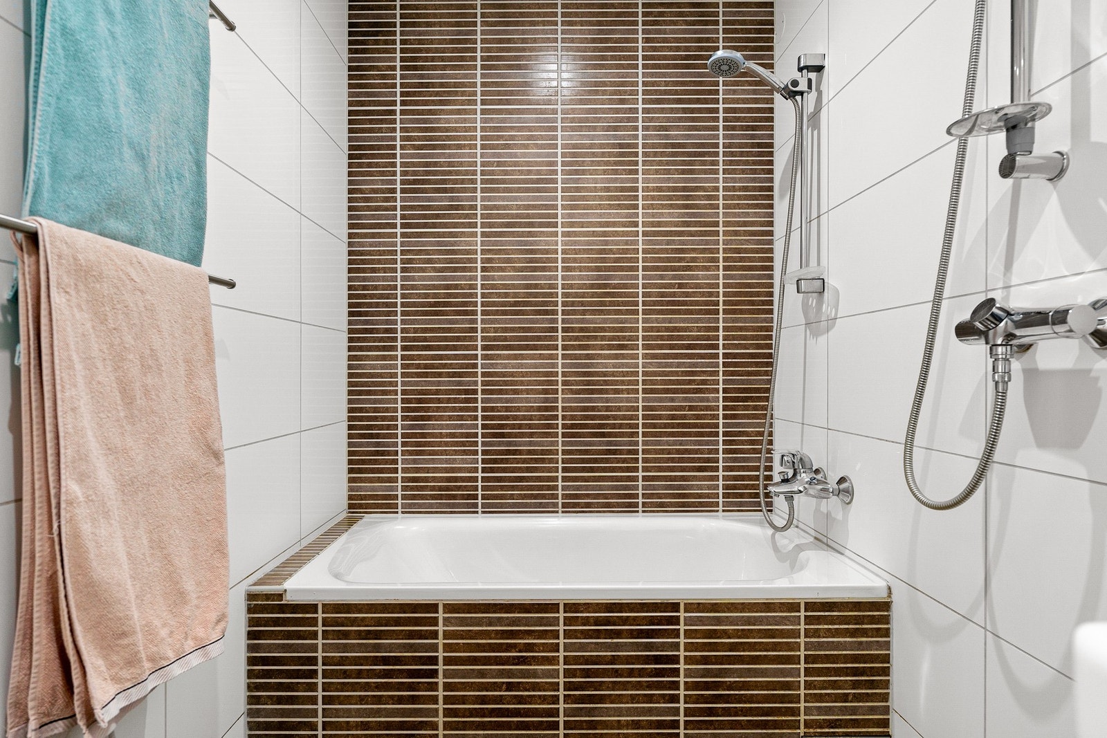 Plassbygd badekar og to dusjhoder. Galleribilde