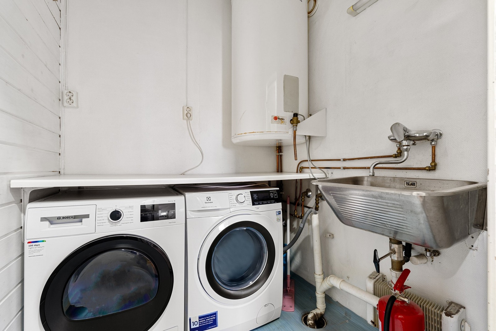 Separat vaskerom med opplegg for vaskemaskin, utslagsvask og varmtvannsbereder. Galleribilde