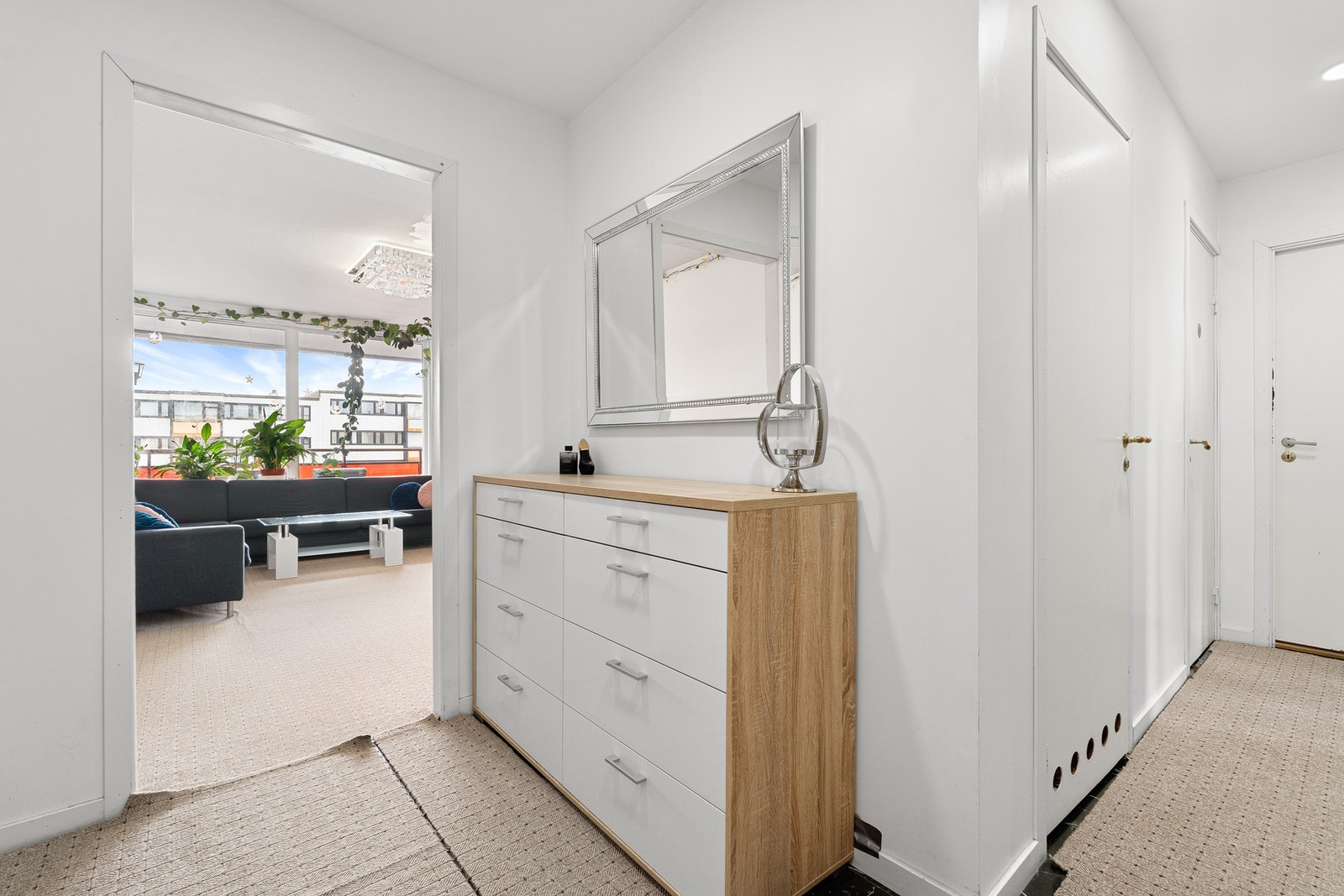 Lys og innbydende entré med plass til oppheng av yttertøy. Galleribilde