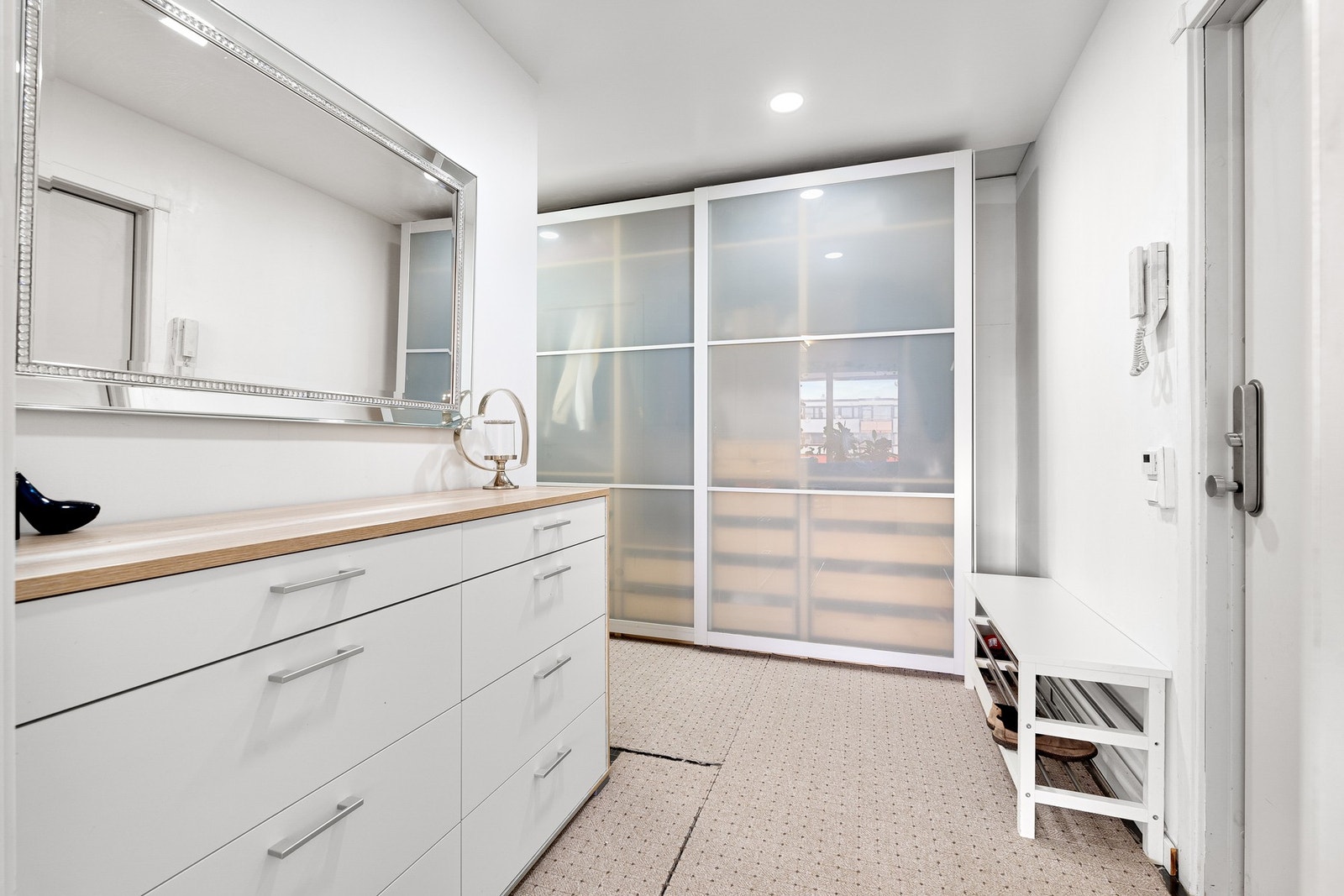 Praktisk skyvedørsgarderobe i gangen. Galleribilde