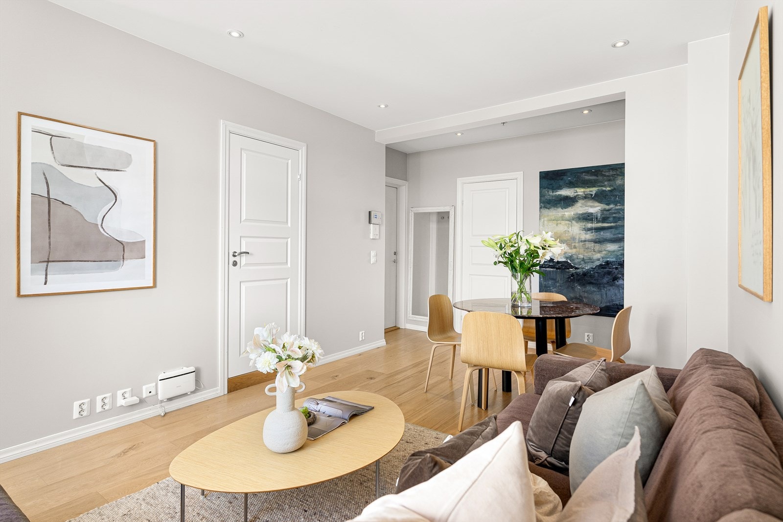 Lys og moderne stue med smakfulle detaljer. Galleribilde