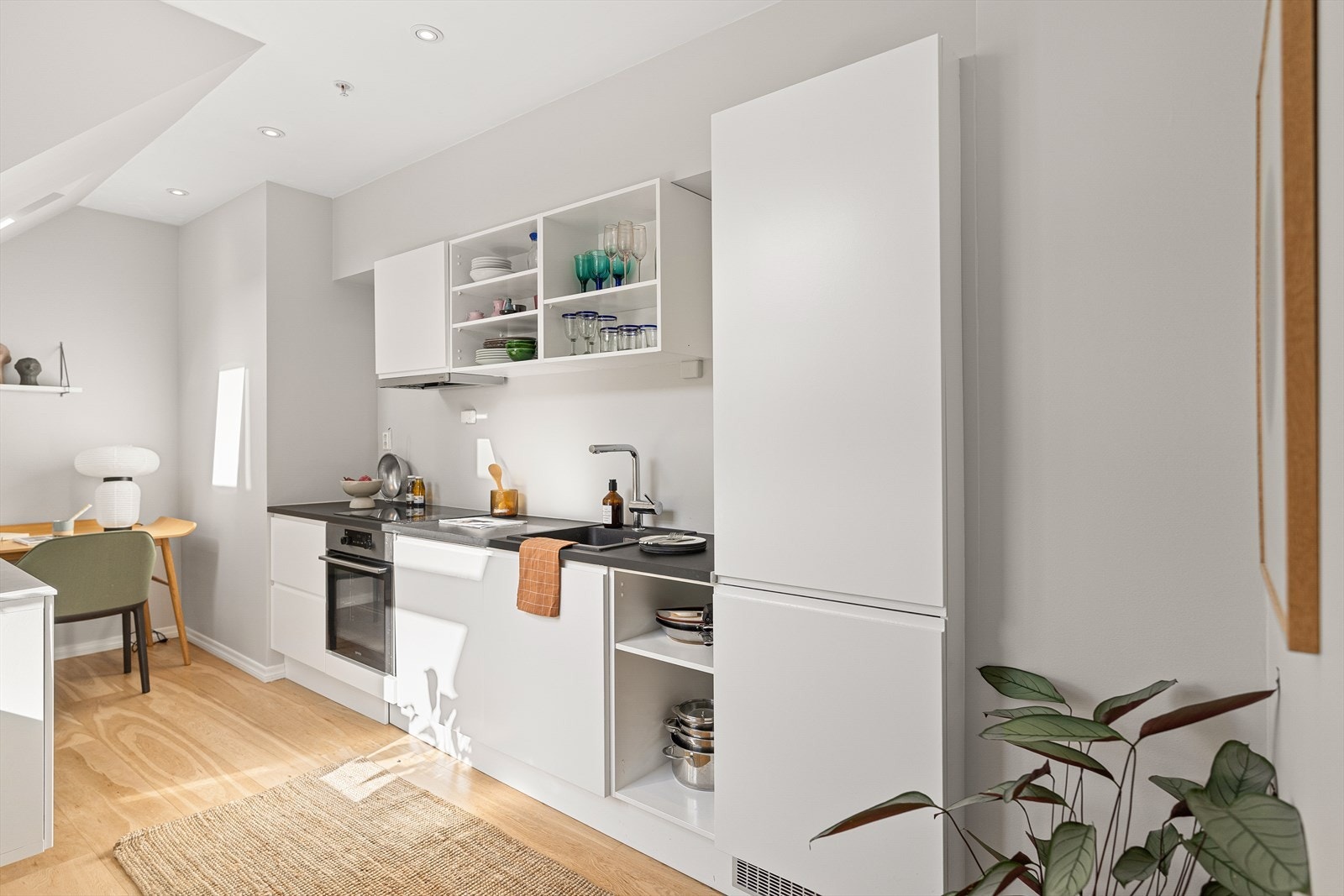 Lyst og moderne kjøkken med integrerte hvitevarer og åpen løsning. Perfekt for effektiv matlaging og hyggelige måltider. Galleribilde