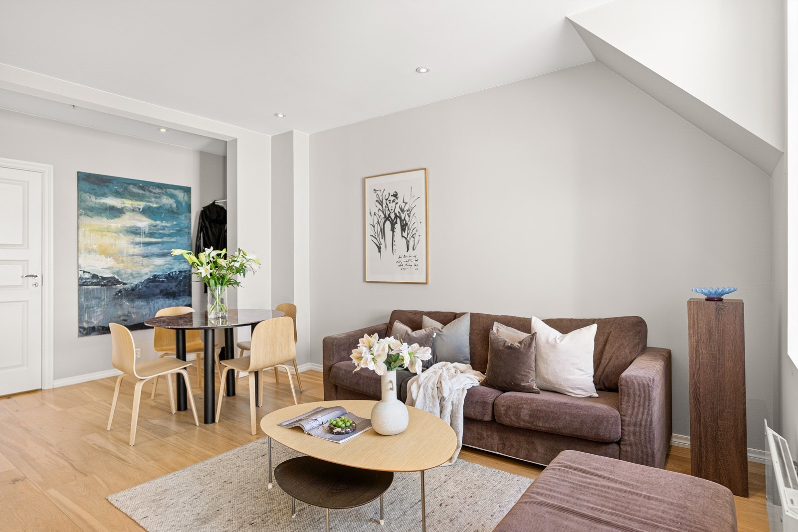 Parkett på gulv,
malt platekledning på vegger og i himling.
Innfelte spotlights i himling. Galleribilde