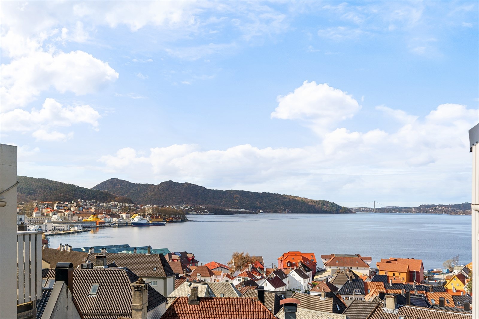 Flott utsikt over innseilingen til byen og sjarmerende hustak Galleribilde