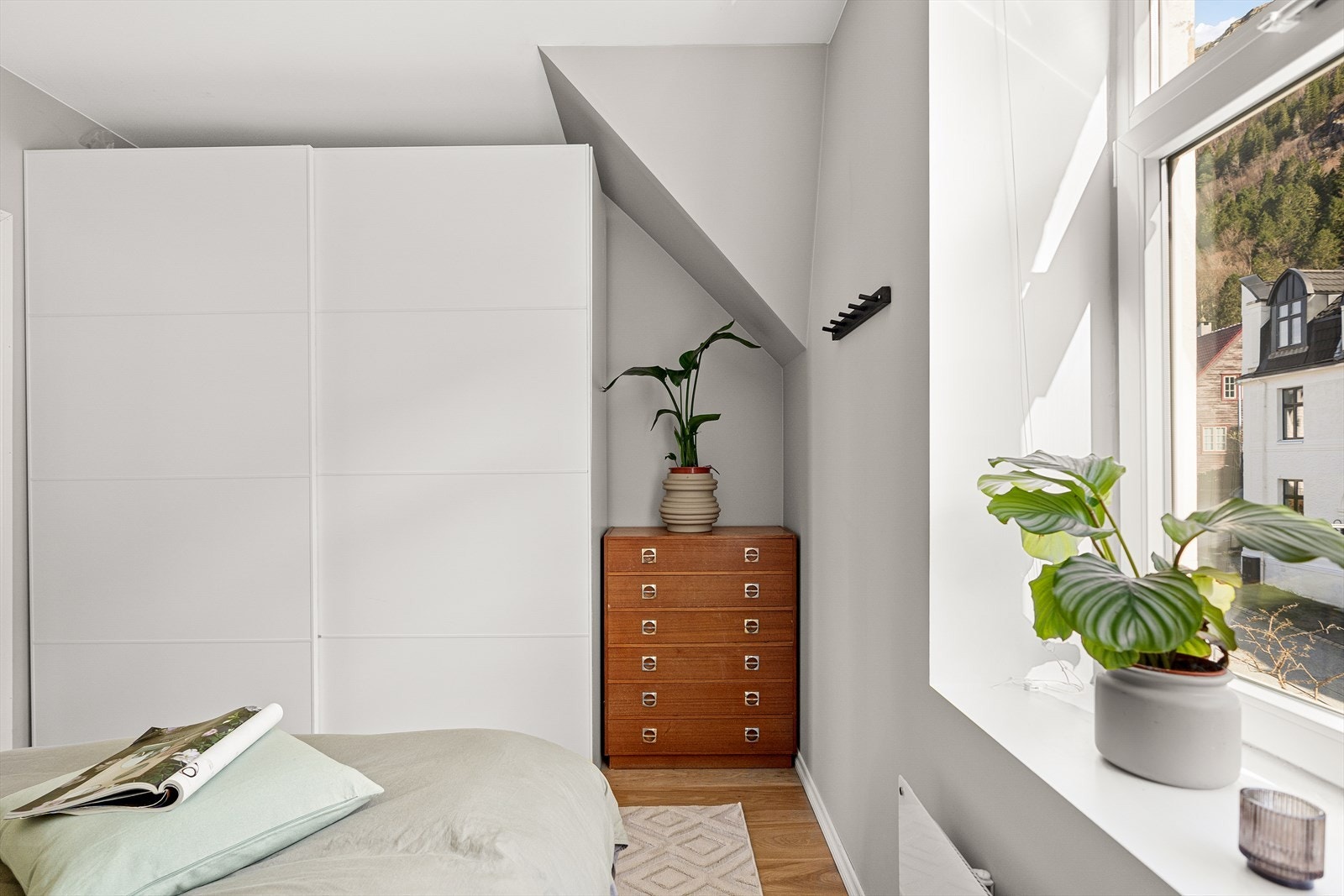 Plass til seng, garderobeskap og/eller annet soveromsmøblement Galleribilde