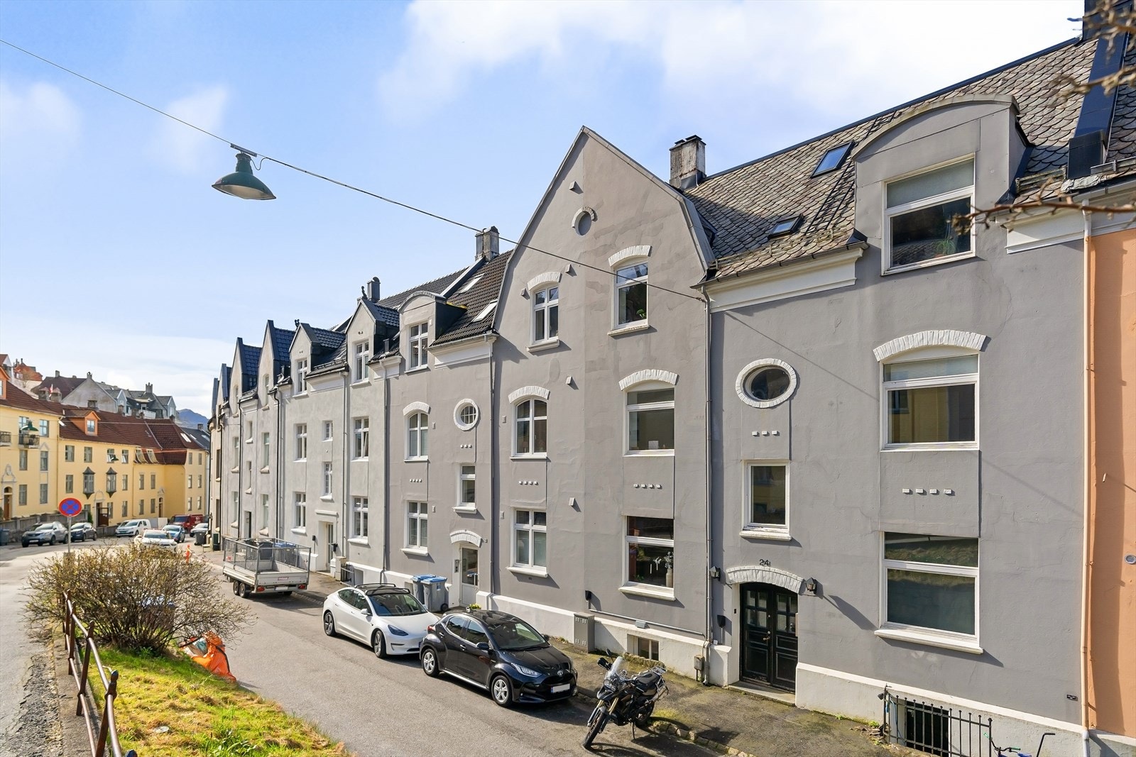 Sjarmerende bygård i attraktivt nabolag, nær sentrum. Perfekt for bylivsentusiaster. Gode transportmuligheter og hyggelige omgivelser. Galleribilde