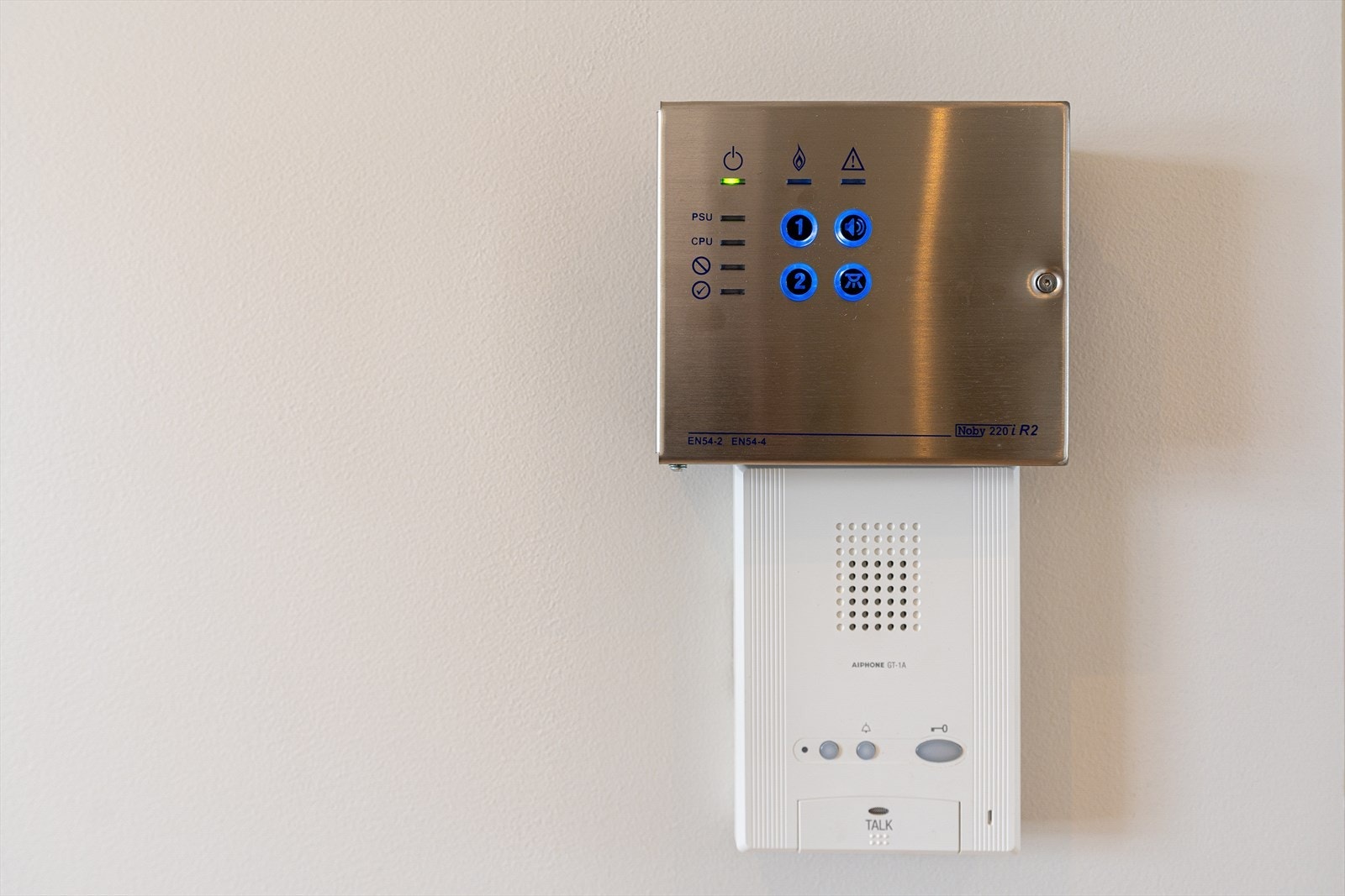 Moderne brannvarslingssystem med brukervennlig panel og intercom, gir økt sikkerhet og enkel kommunikasjon i boligen din. Galleribilde