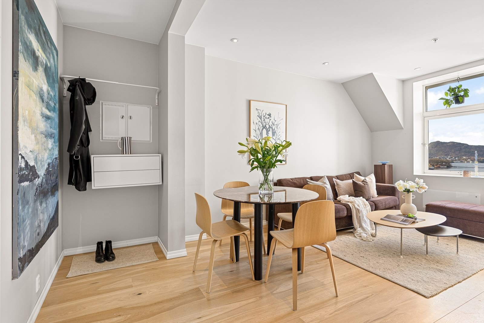 Lys og moderne leilighet med flott utsikt. Plass til sofa og spisebord om ønskelig Galleribilde