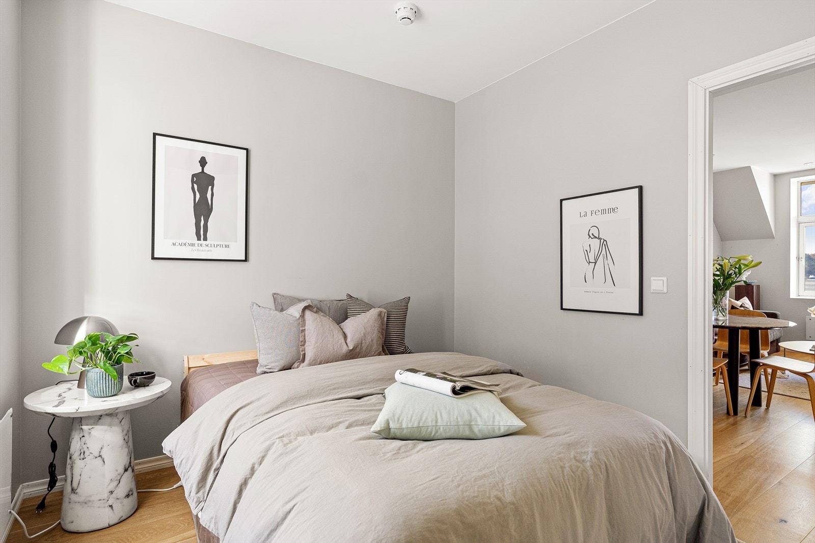 En stavs parkett på gulv, malt platekledning på vegger og i himling Galleribilde