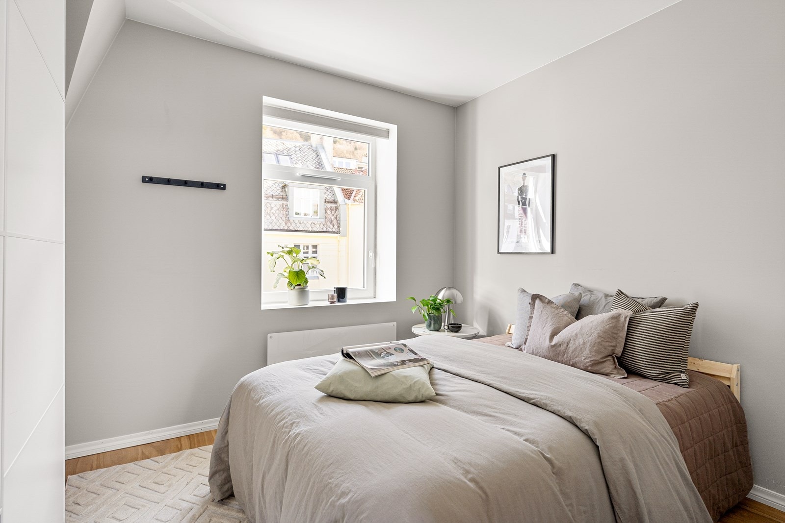 Lyst og innbydende soverom med stor vindusflate som gir rikelig med naturlig lys. Perfekt for avslapning og ro. Galleribilde