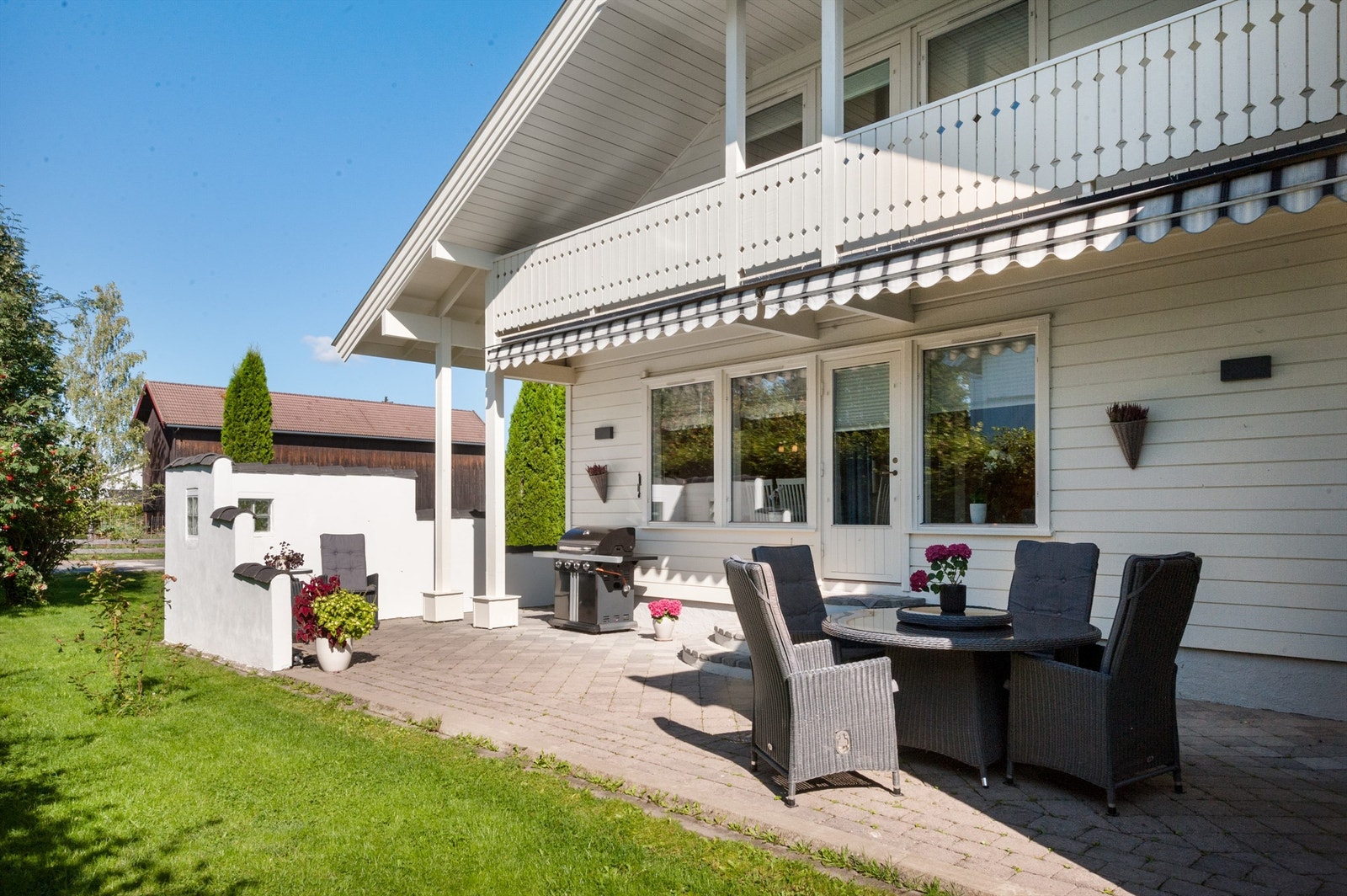 Uteområde med stor terrassemarkise Galleribilde