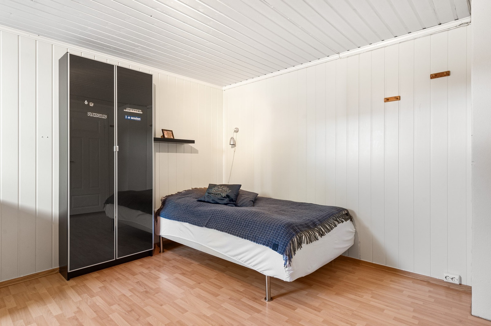 Rom i kjeller innredet som soverom men ikke søkt bruksendret i kommunen. Galleribilde