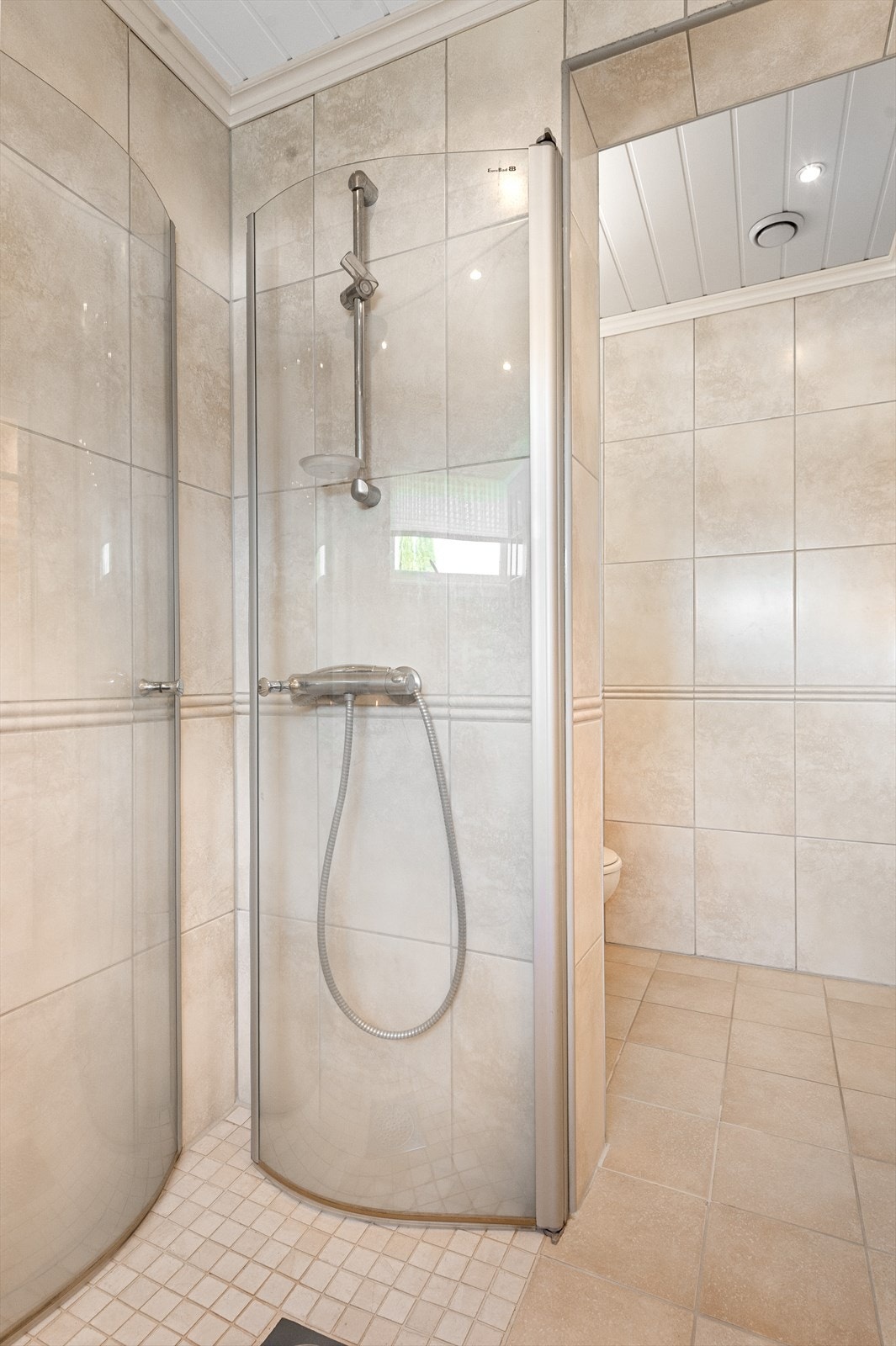 Dusjnisje hovedbad med svingbare glassdører Galleribilde