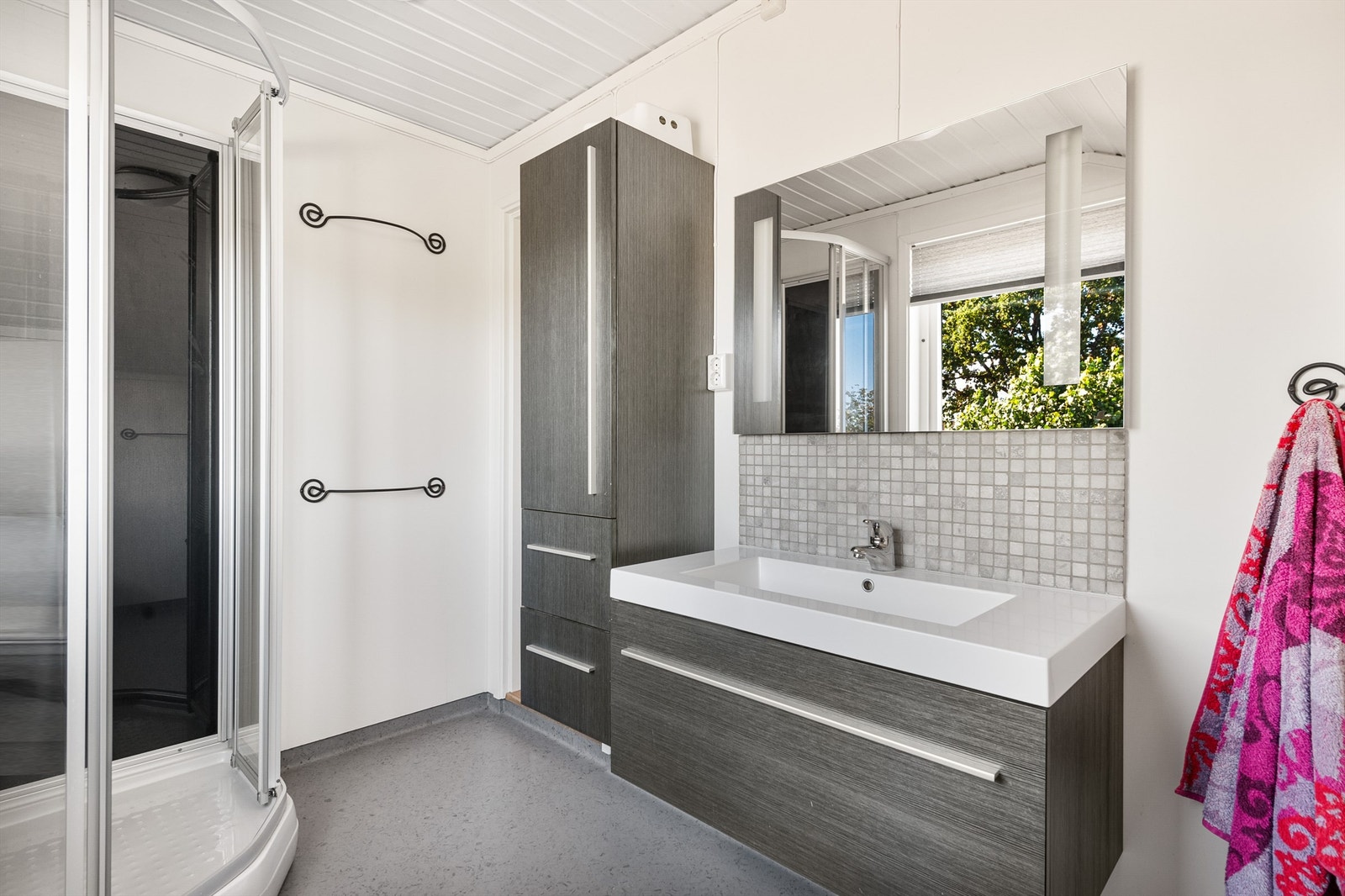 Bad i 2. etasje med innredning, speil og belysning Galleribilde