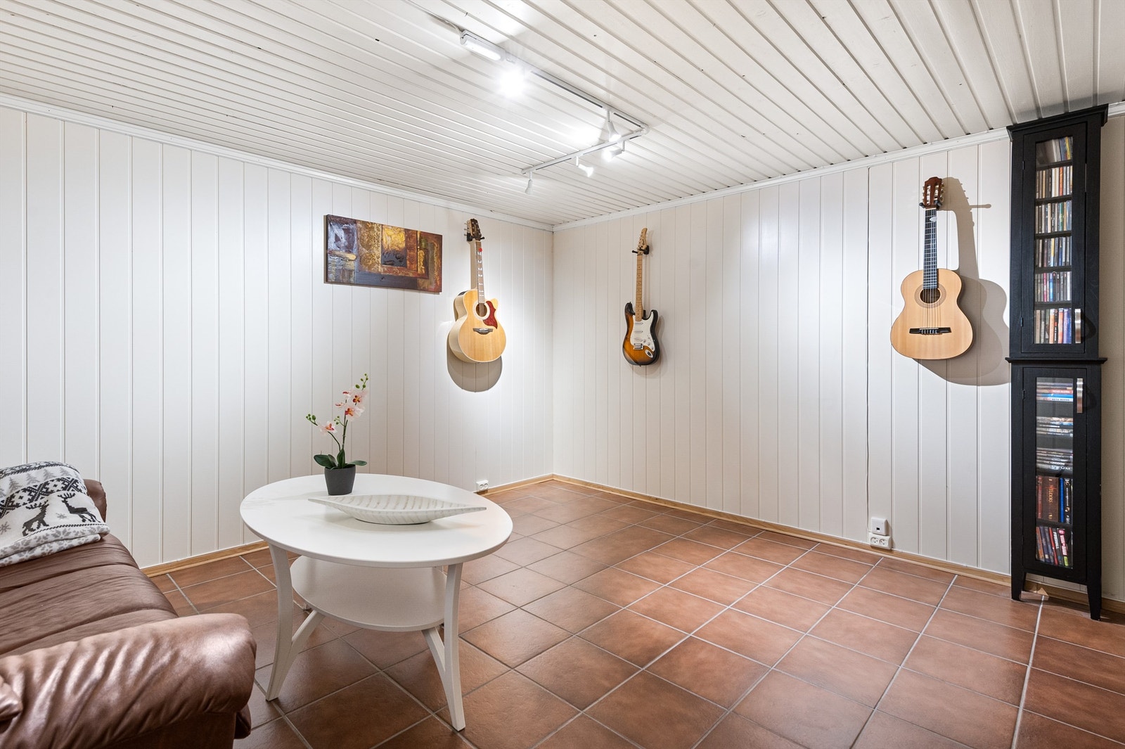 Rom i kjeller innredet som kjellerstue, men ikke søkt bruksendret i kommunen. Galleribilde