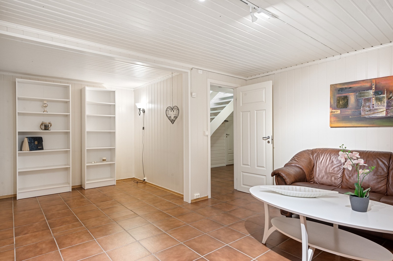 Rom i kjeller innredet som kjellerstue, men ikke søkt bruksendret i kommunen. Galleribilde