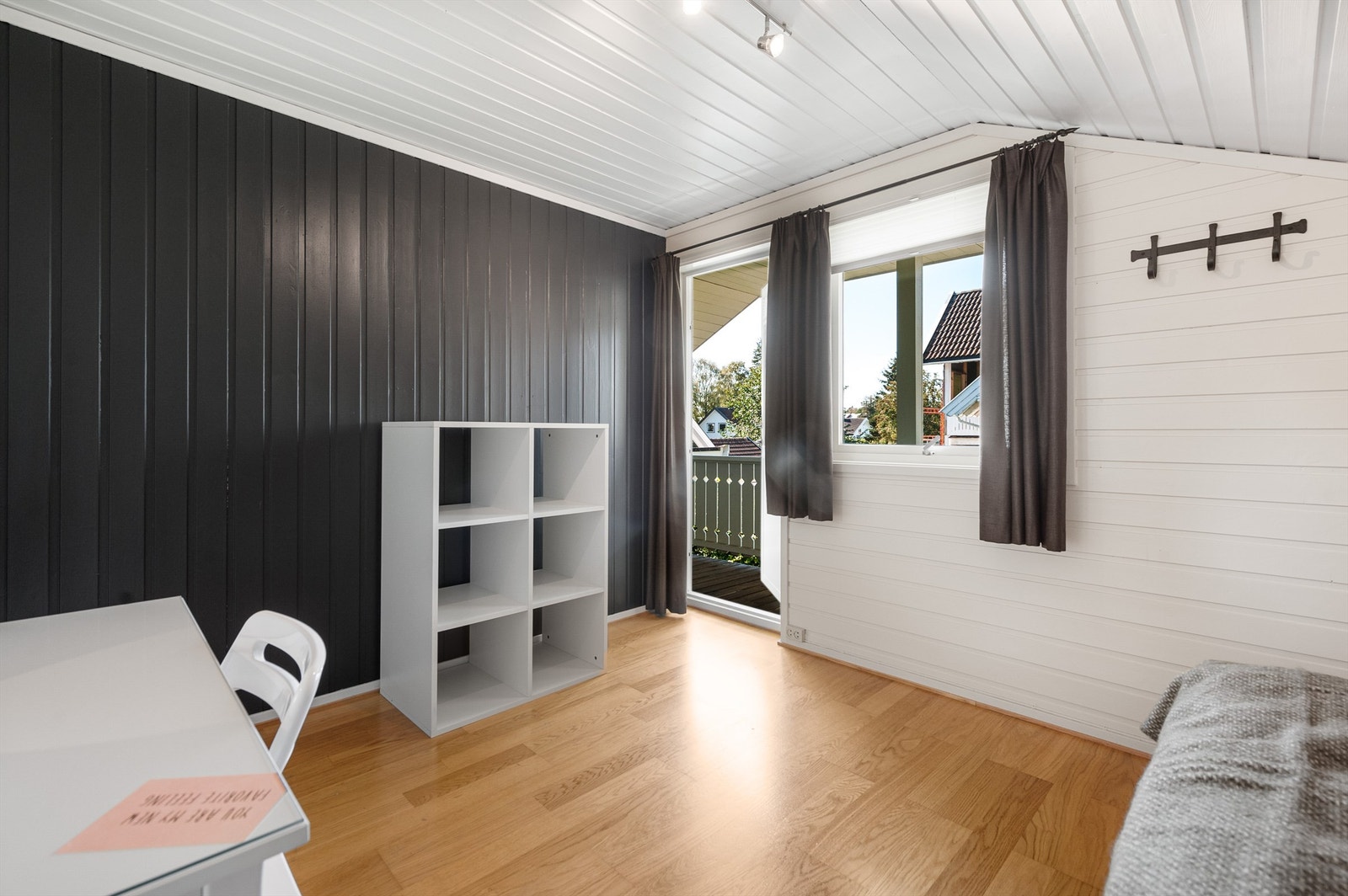 Soverom med utgang til balkong Galleribilde