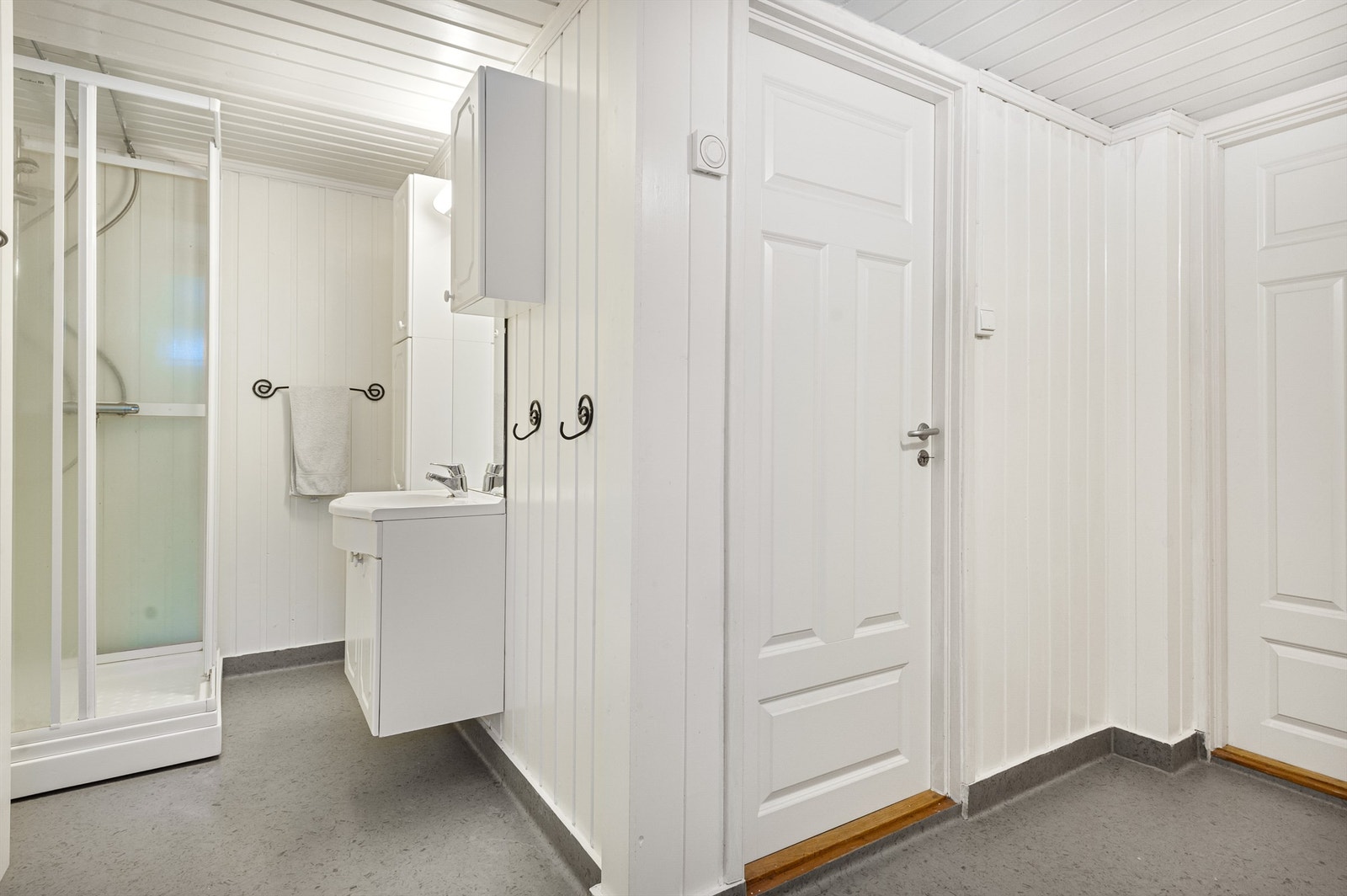 Bad/WC i kjeller. Rommet er opprinnelig byggemeldt som boder og er ikke søkt bruksendret i kommunen Galleribilde