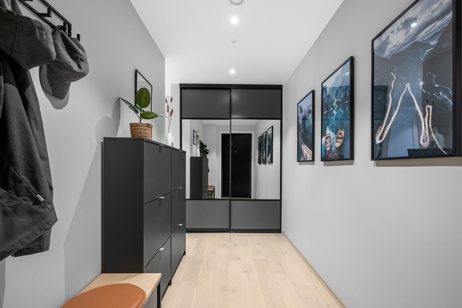 Innerst i gangen er en praktisk skyvedørsgarderobefra 2023. Galleribilde