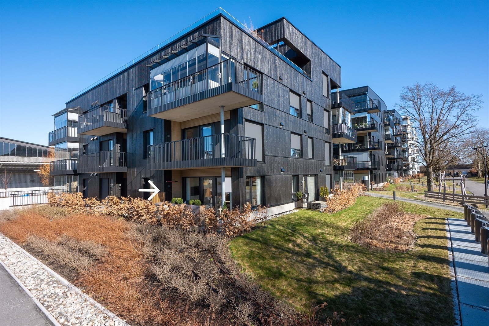 I Rosenvinges vei bor du i en perfekt kombinasjon av en lettvint hverdag og fredelig bomiljø! Galleribilde