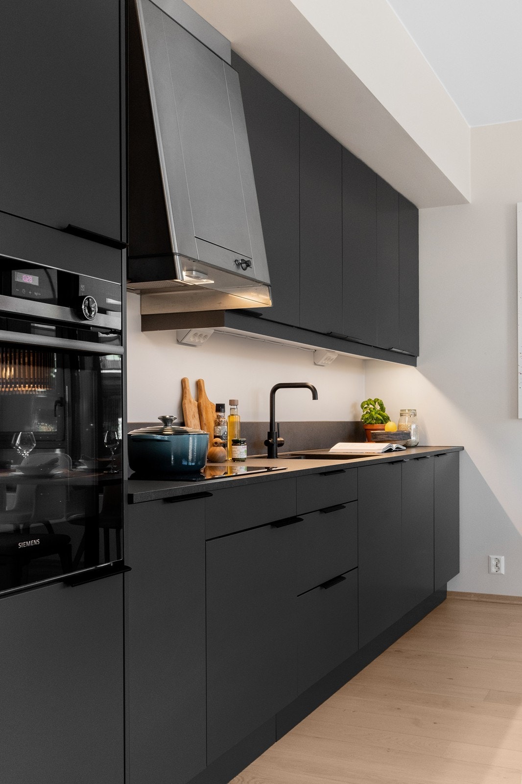 Det er godt med skap- og skuffeplass, lyslister under overskap og integrerte hvitevarer. Galleribilde