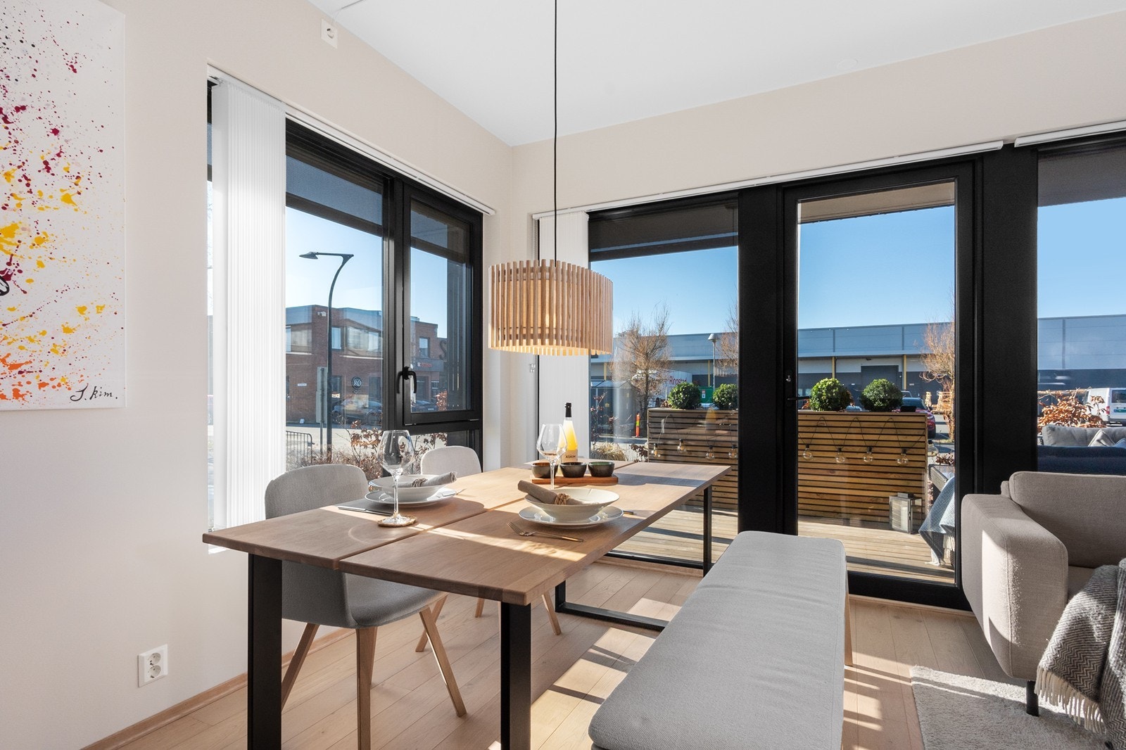 Det åpne stue- og kjøkkenarealet innbyr til sosiale sammenkomster rundt spisebordet, i sofahjørne eller på uteplass. Galleribilde