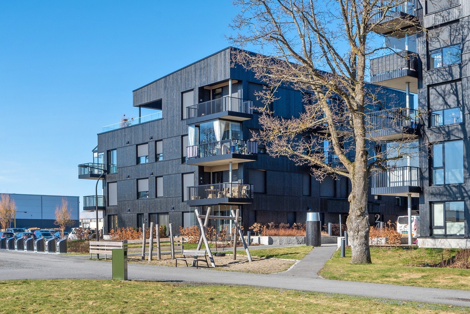 Tomten gir et godt førsteinntrykk med pent opparbeidede uteområder, barnevennlige innretninger, benker og utebelysning. Galleribilde