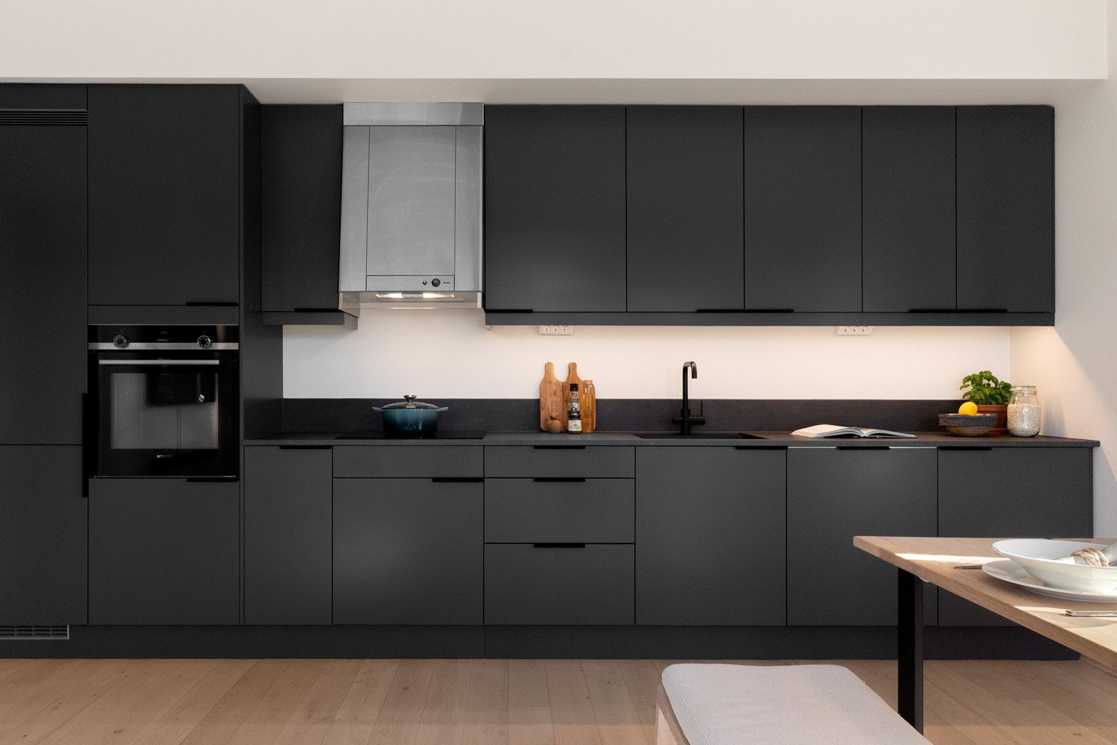 Innredningen fra Sigdal er stilrent med slette, mørke fronter og laminat benkeplate med servantkum i kompositt. Galleribilde