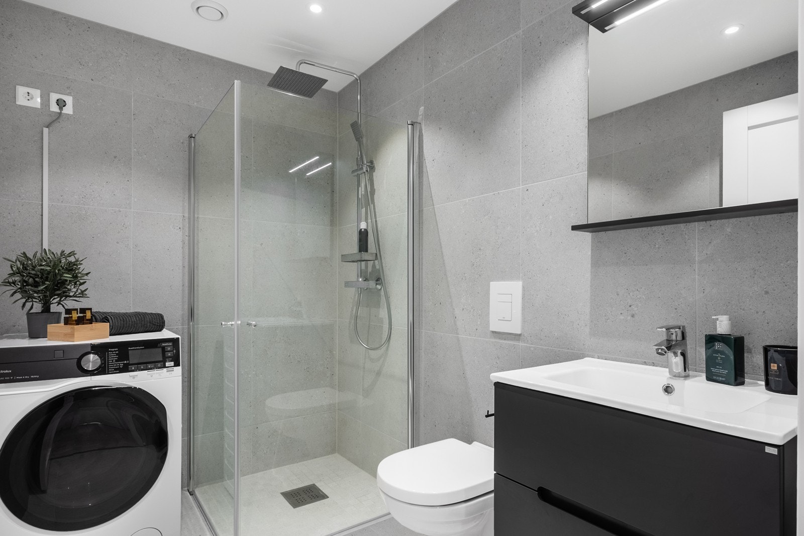 Badet er moderne og samtidig tidløst, med flislagte overflater, varmekabler og downlights. Galleribilde