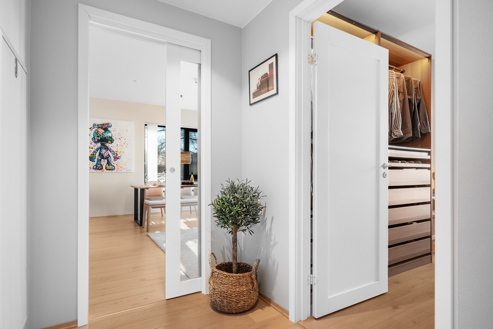 Fra gangen er det skyvedør med stort glassfelt inn til stue- og kjøkkenarealet, samt adkomst til bad, soverom og entré. Galleribilde