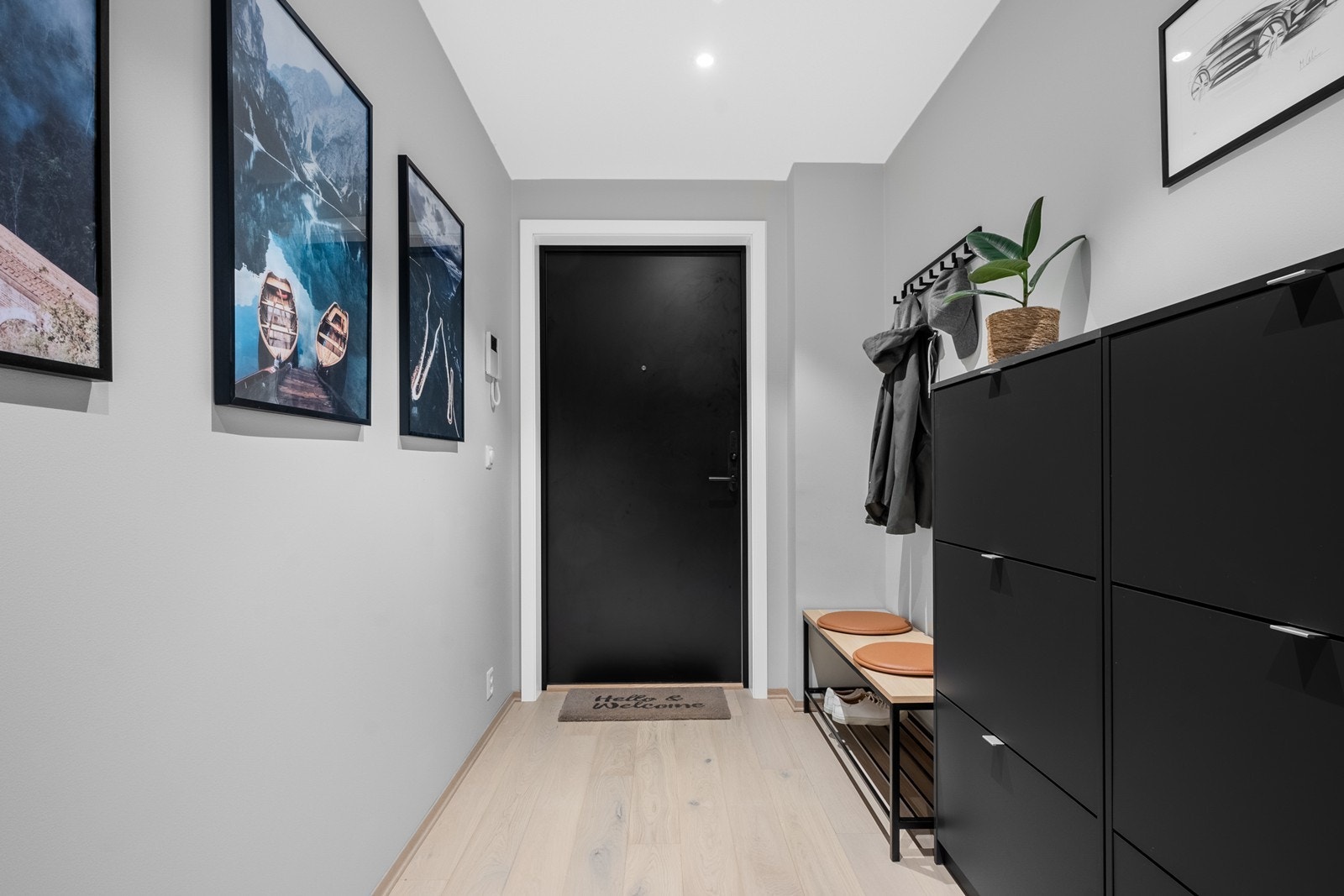 Vel inne har gangen plass til både oppbevarings- og sittemøblement, og knaggrekke for oppheng av yttertøy. Galleribilde