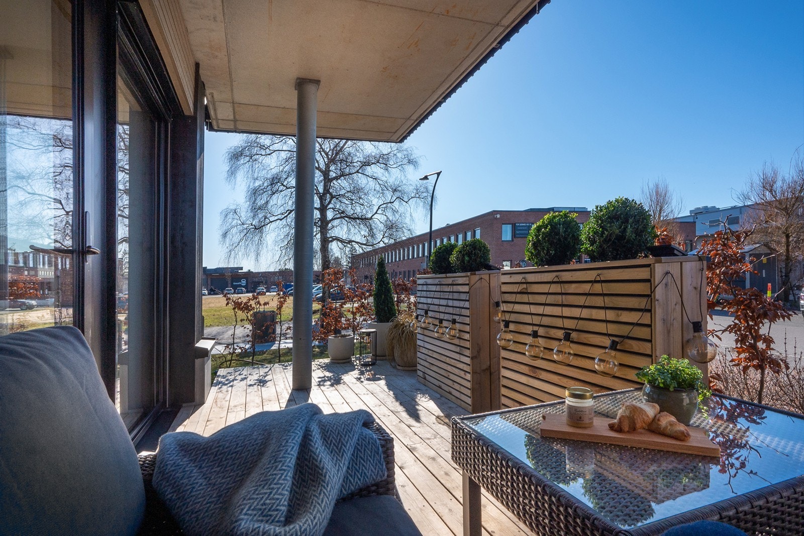 Overbygget gir naturlig solskjerming og le mot vær og vind. Galleribilde