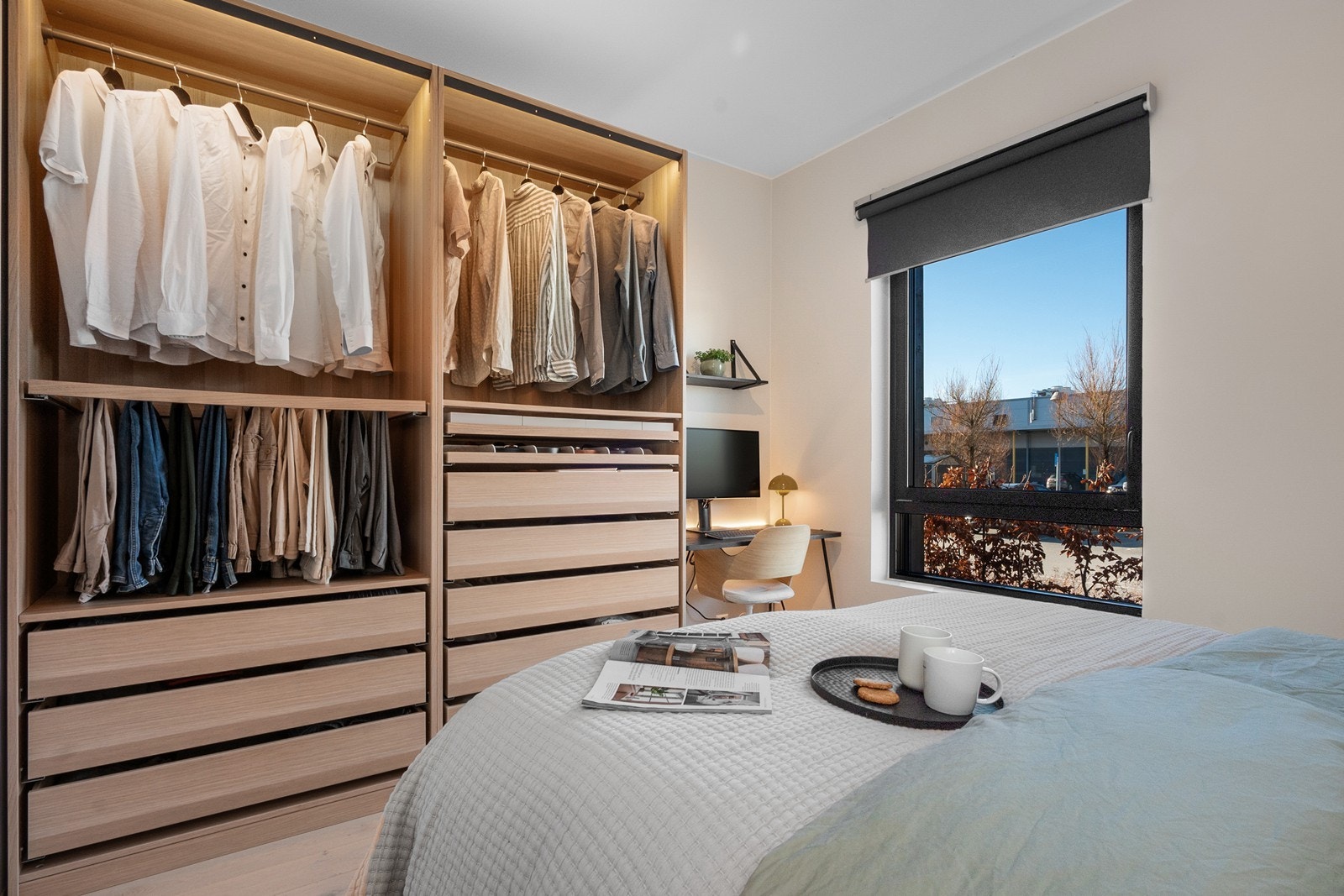 Rommet er innredet med garderobe for enkel orden i klær og tilbehør. Ved siden av garderoben er det plass til kontorpult el. l. Galleribilde