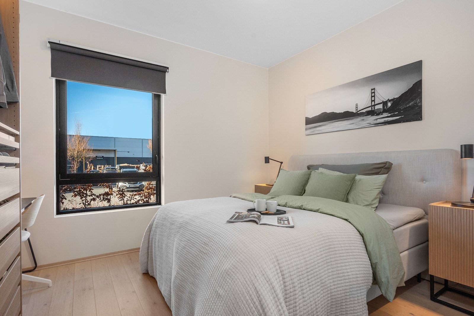 Soverommet har lyse, slettmalte vegger og god plass til dobbeltseng med nattbord. Galleribilde