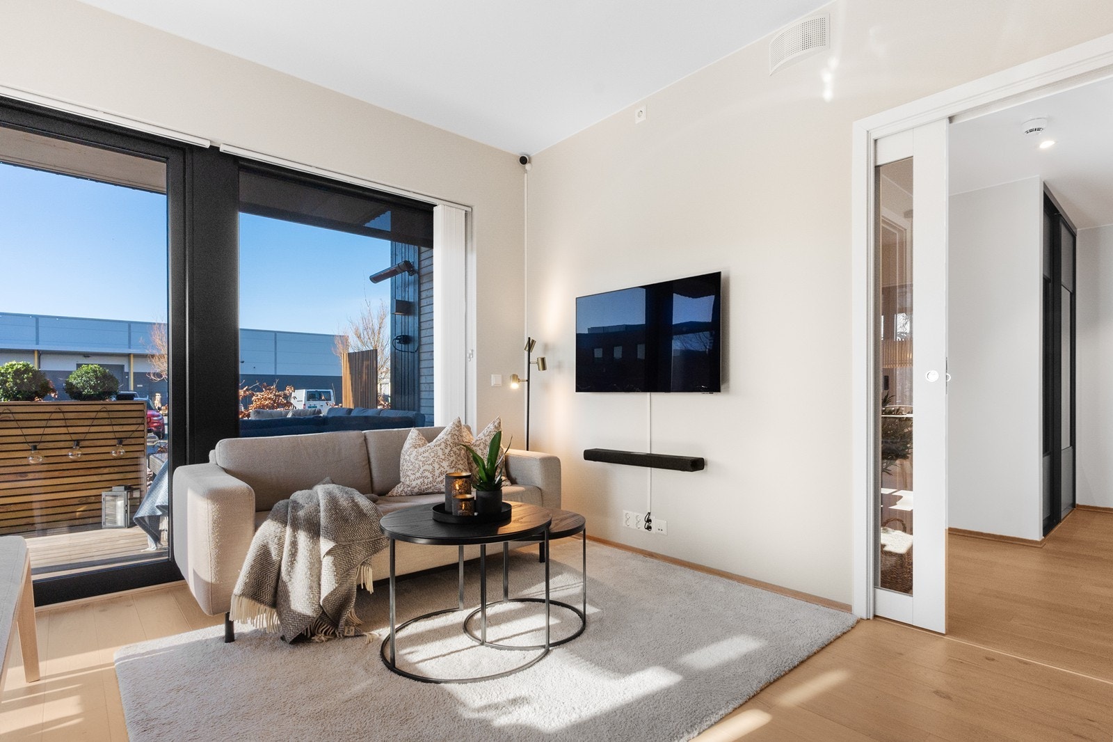 I tillegg til spisestue er det plass til en hyggelig sofa- og TV-løsning. Galleribilde