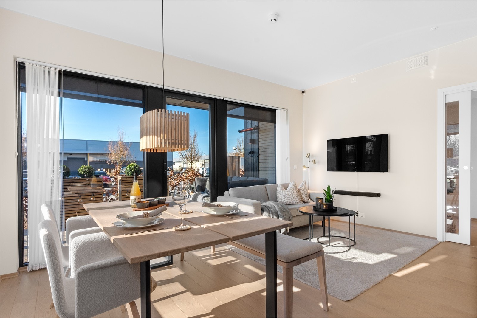 Store vindusflater gir rikelig med lys og bidrar, sammen med god takhøyde, til en luftig atmosfære. Galleribilde