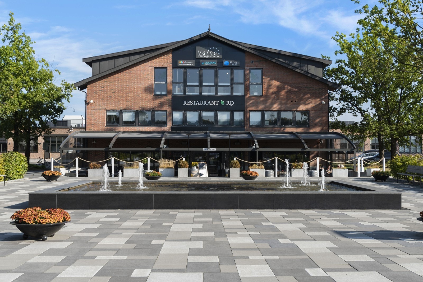 I Rosenvinge Park har man et av byens triveligste spisesteder, Restaurant Ro, i "hagen". Man er også nabo til Lilleng Helsepark, regionens største helsesenter. Galleribilde