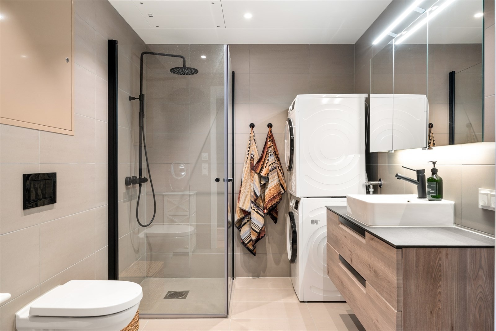 Badet fremstår tidløst og delikat med helfliset utførelse Galleribilde