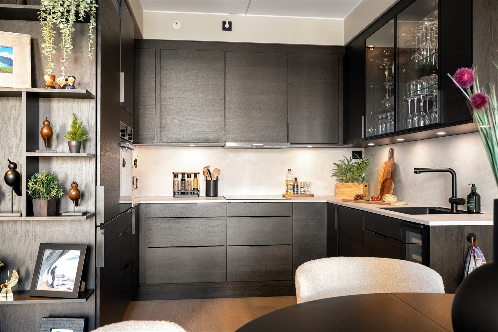 Kjøkkenet er levert av kvalitetsleverandøren Sigdal og fremstår stilrent med sort, matt innredning Galleribilde