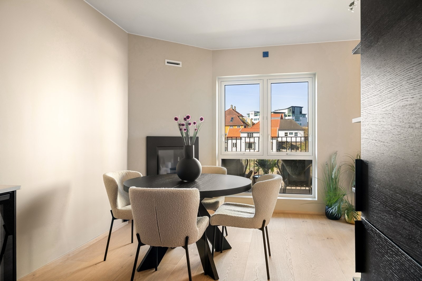 I tilknytning til kjøkkenet er det god plass til en hyggelig spisesone. Galleribilde