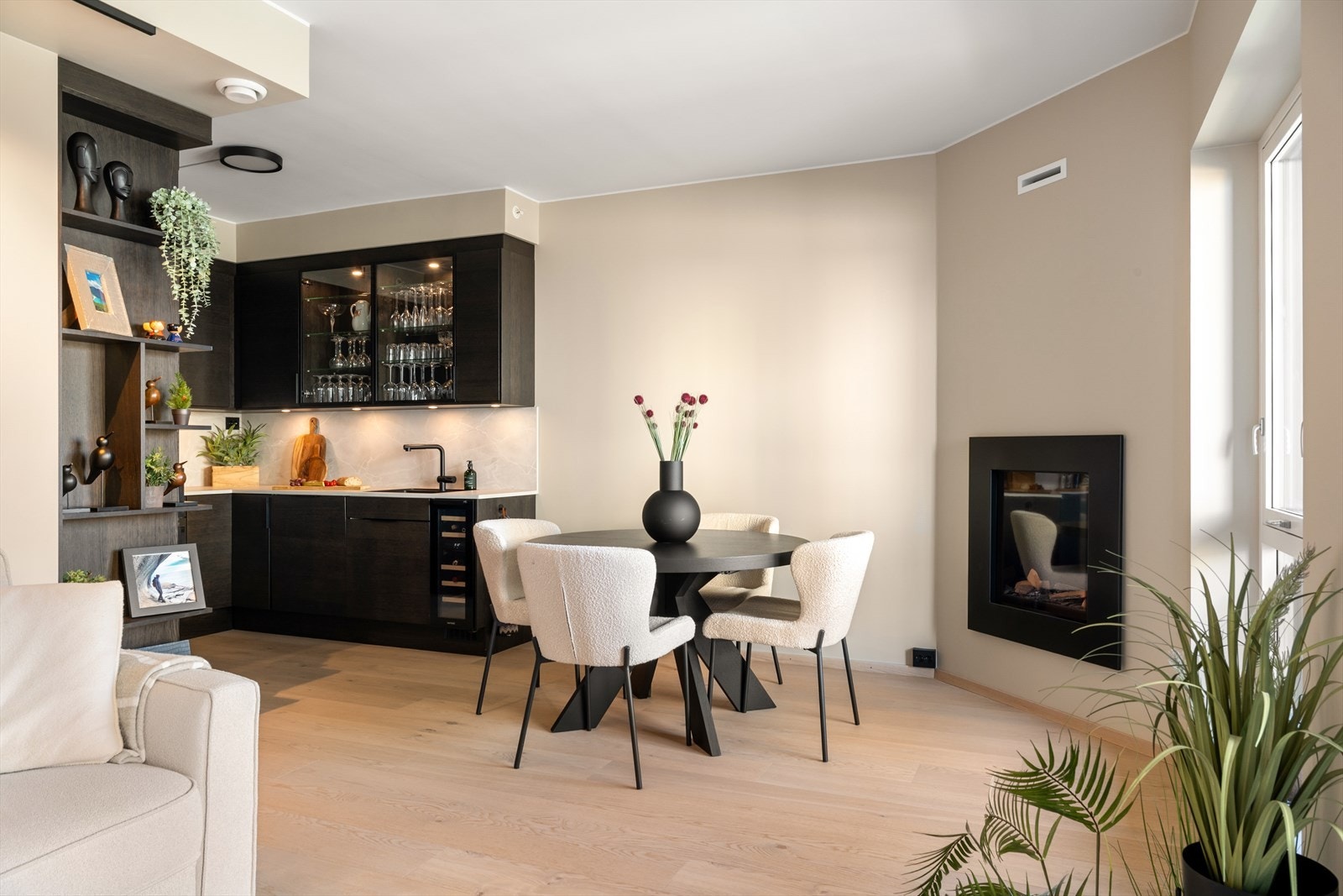 Leiligheten fremstår lys og innbydende med enstavsparkett i alle oppholdsrom og fliser på badet. De listefrie overgangene til himling og slette vegger gir et rent og moderne uttrykk. Galleribilde