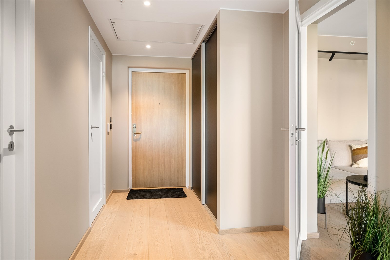 Entreen ønsker deg velkommen med integrert garderobeskap som sørger for god oppbevaringsplass til klær og sko. Galleribilde